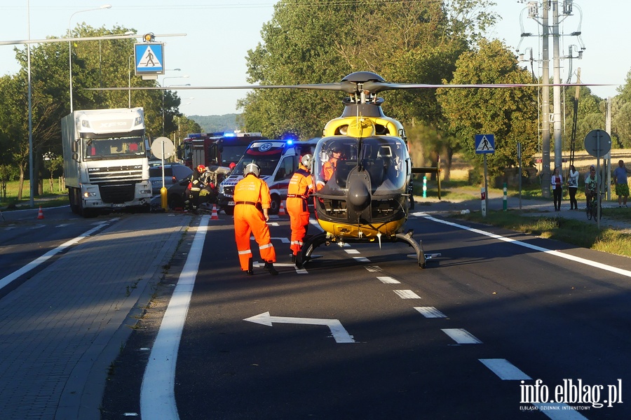 Wypadek w Kazimierzowie. Cztery osoby w szpitalu. W akcji migowiec LPR, fot. 33