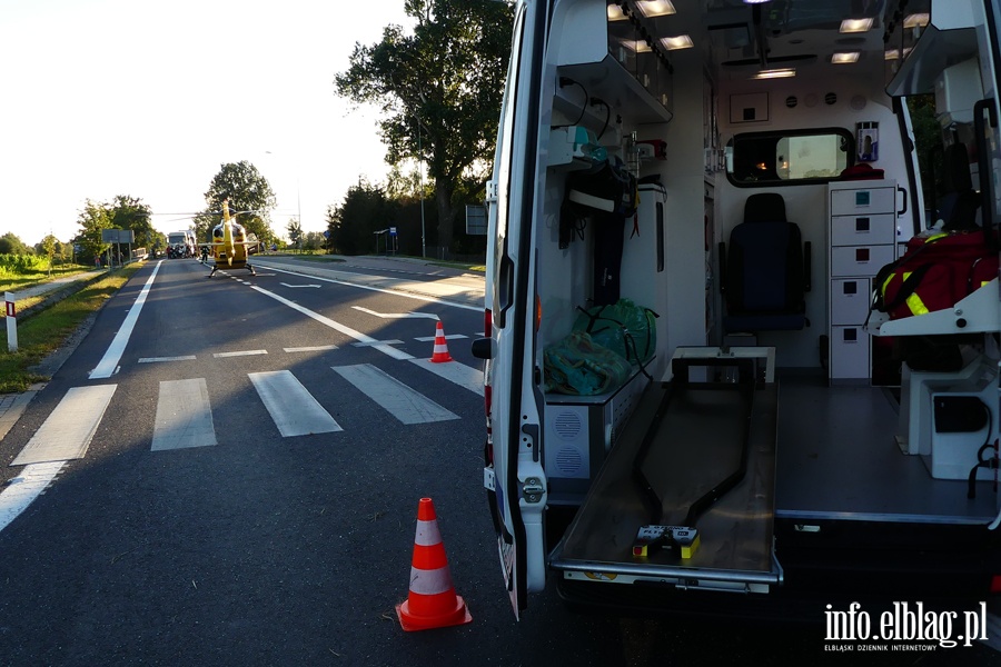 Wypadek w Kazimierzowie. Cztery osoby w szpitalu. W akcji migowiec LPR, fot. 36