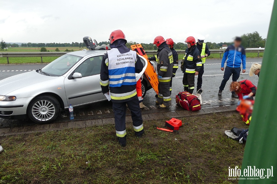 Poważny wypadek na S7. Mercedes wbił się w barierę. Dwie osoby ciężko ranne, fot. 1