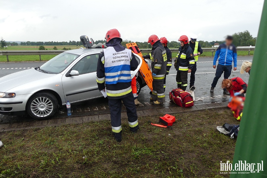 Powany wypadek na S7. Mercedes wbi si w barier. Dwie osoby ciko ranne, fot. 1