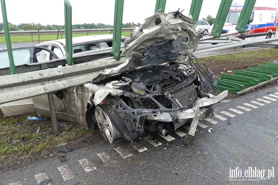Poważny wypadek na S7. Mercedes wbił się w barierę. Dwie osoby ciężko ranne, fot. 3