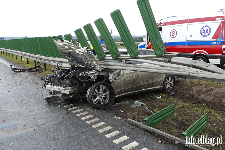 Powany wypadek na S7. Mercedes wbi si w barier. Dwie osoby ciko ranne, fot. 4