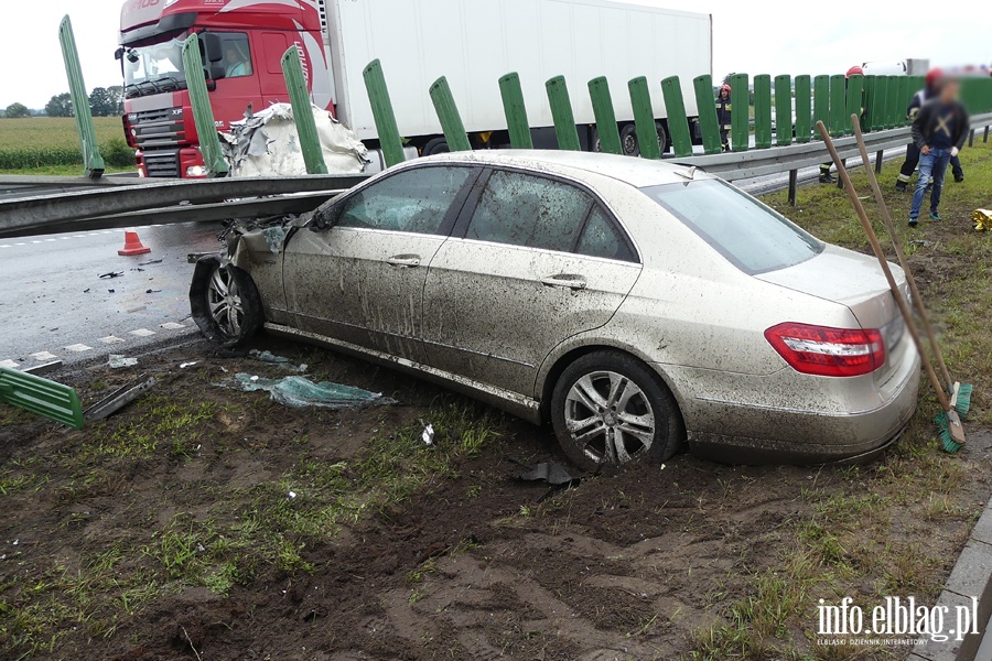 Poważny wypadek na S7. Mercedes wbił się w barierę. Dwie osoby ciężko ranne, fot. 5