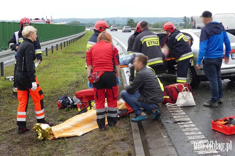 Powany wypadek na S7. Mercedes wbi si w barier. Dwie osoby ciko ranne, fot. 7