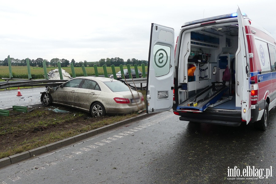 Poważny wypadek na S7. Mercedes wbił się w barierę. Dwie osoby ciężko ranne, fot. 9
