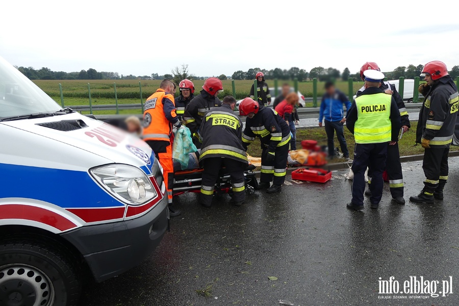 Powany wypadek na S7. Mercedes wbi si w barier. Dwie osoby ciko ranne, fot. 10