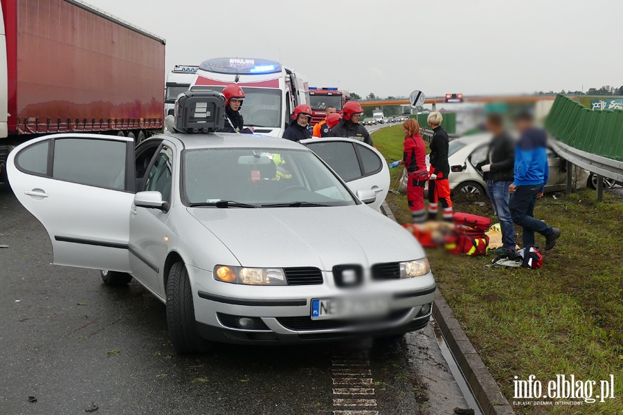 Poważny wypadek na S7. Mercedes wbił się w barierę. Dwie osoby ciężko ranne, fot. 11