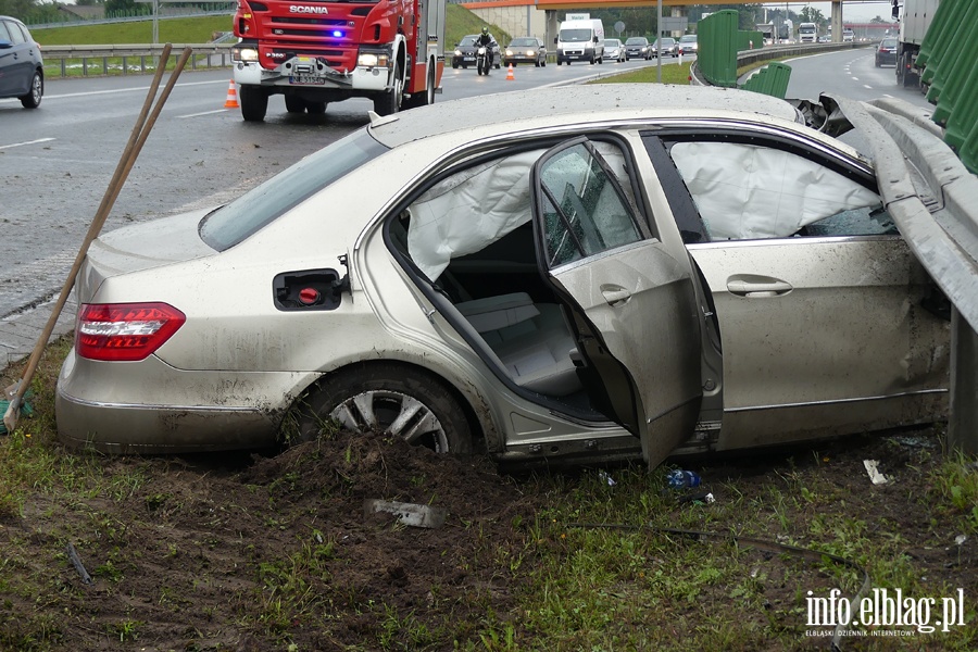 Poważny wypadek na S7. Mercedes wbił się w barierę. Dwie osoby ciężko ranne, fot. 12