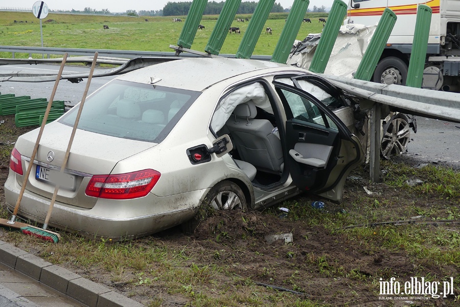 Poważny wypadek na S7. Mercedes wbił się w barierę. Dwie osoby ciężko ranne, fot. 13