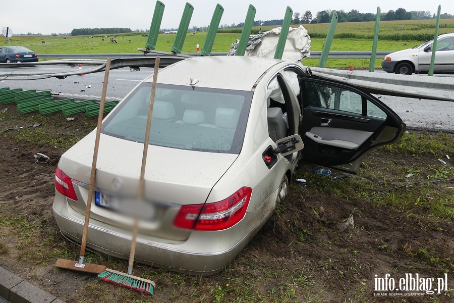 Powany wypadek na S7. Mercedes wbi si w barier. Dwie osoby ciko ranne, fot. 14