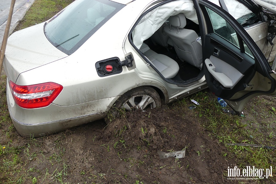 Powany wypadek na S7. Mercedes wbi si w barier. Dwie osoby ciko ranne, fot. 15