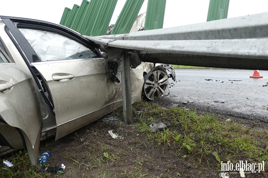 Poważny wypadek na S7. Mercedes wbił się w barierę. Dwie osoby ciężko ranne, fot. 16