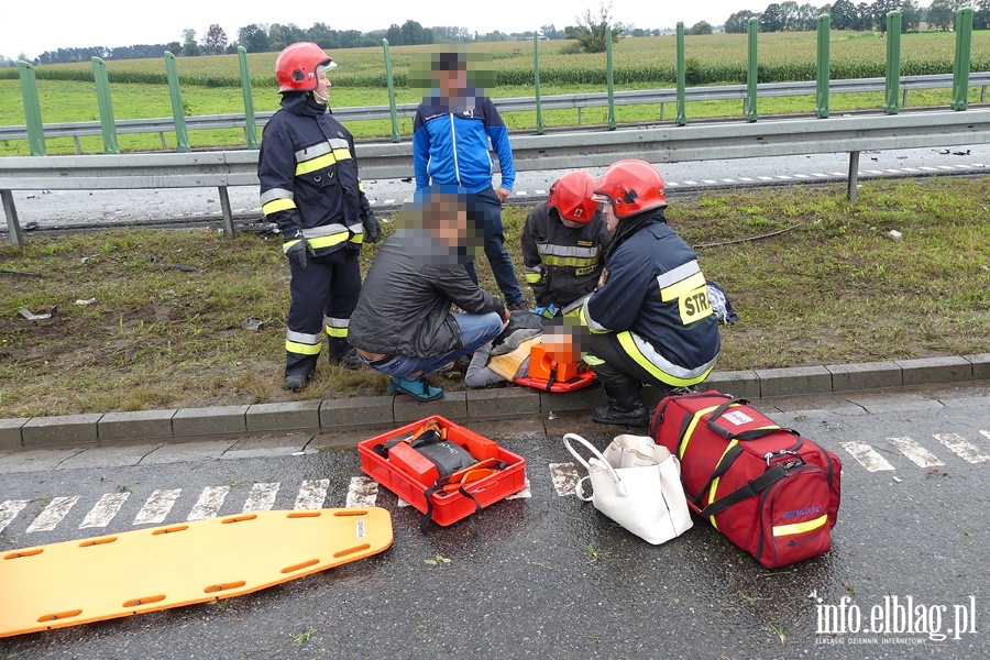 Powany wypadek na S7. Mercedes wbi si w barier. Dwie osoby ciko ranne, fot. 17