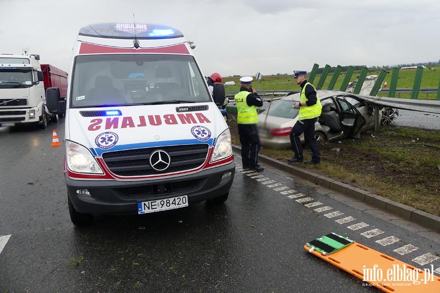 Powany wypadek na S7. Mercedes wbi si w barier. Dwie osoby ciko ranne, fot. 18