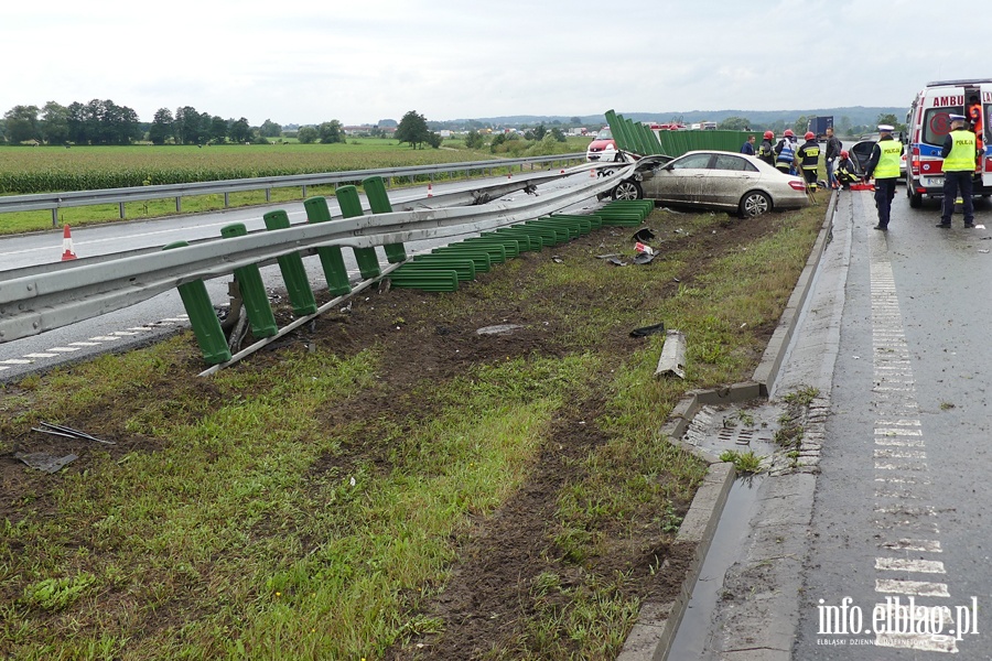 Poważny wypadek na S7. Mercedes wbił się w barierę. Dwie osoby ciężko ranne, fot. 19