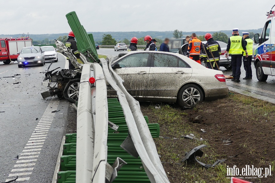 Powany wypadek na S7. Mercedes wbi si w barier. Dwie osoby ciko ranne, fot. 21
