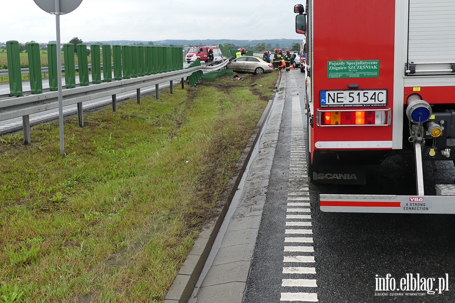 Poważny wypadek na S7. Mercedes wbił się w barierę. Dwie osoby ciężko ranne, fot. 22