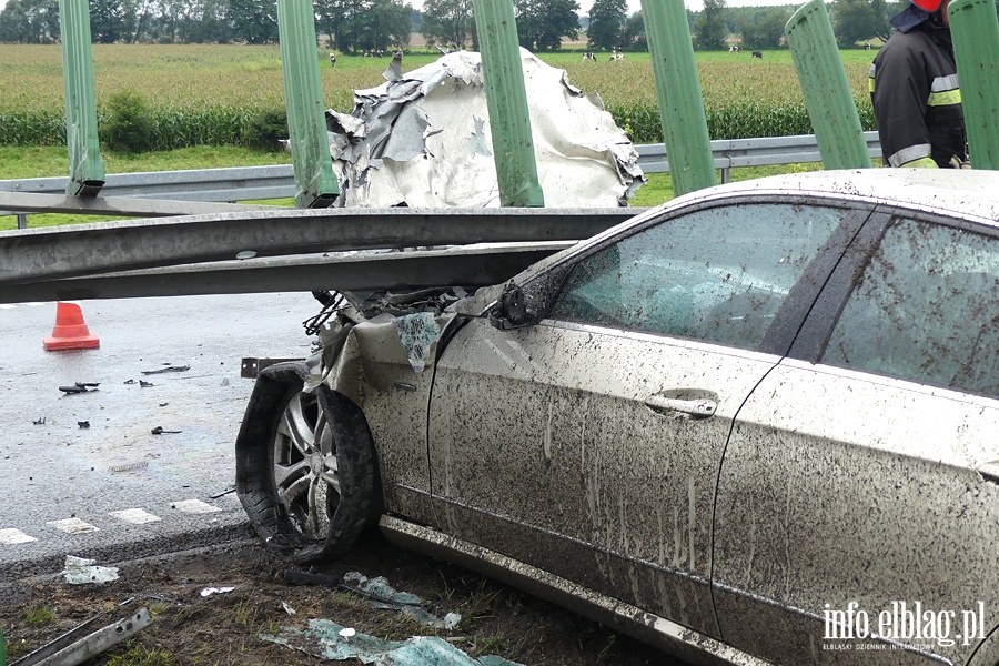 Powany wypadek na S7. Mercedes wbi si w barier. Dwie osoby ciko ranne, fot. 23