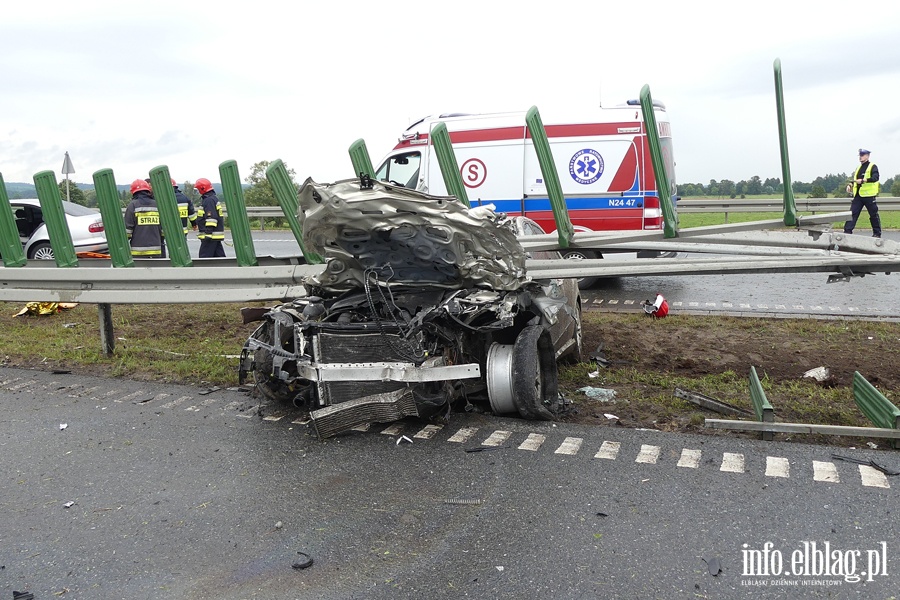 Poważny wypadek na S7. Mercedes wbił się w barierę. Dwie osoby ciężko ranne, fot. 24