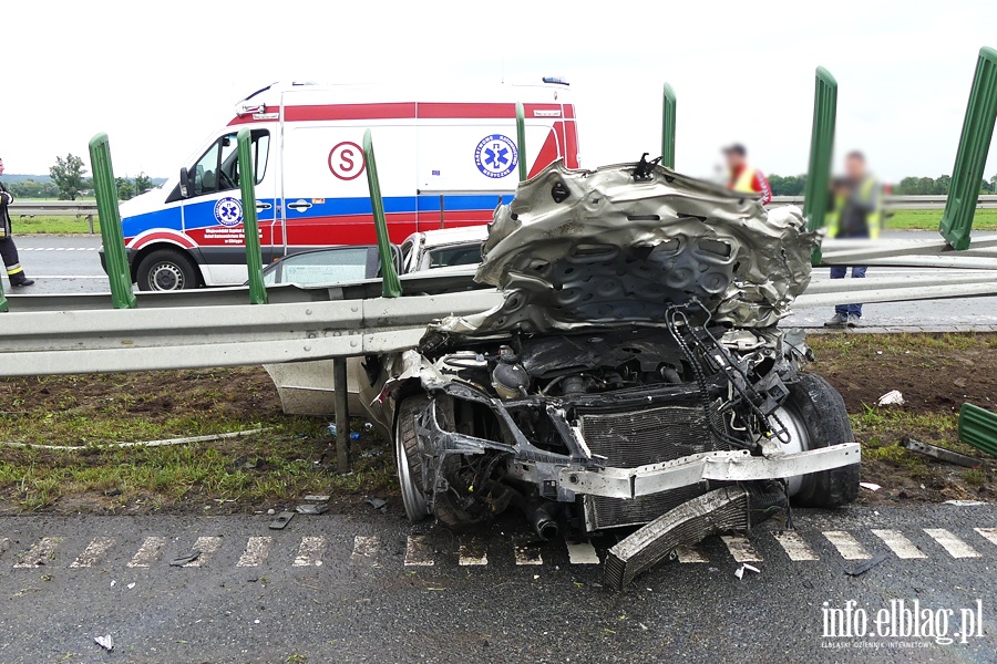 Powany wypadek na S7. Mercedes wbi si w barier. Dwie osoby ciko ranne, fot. 25