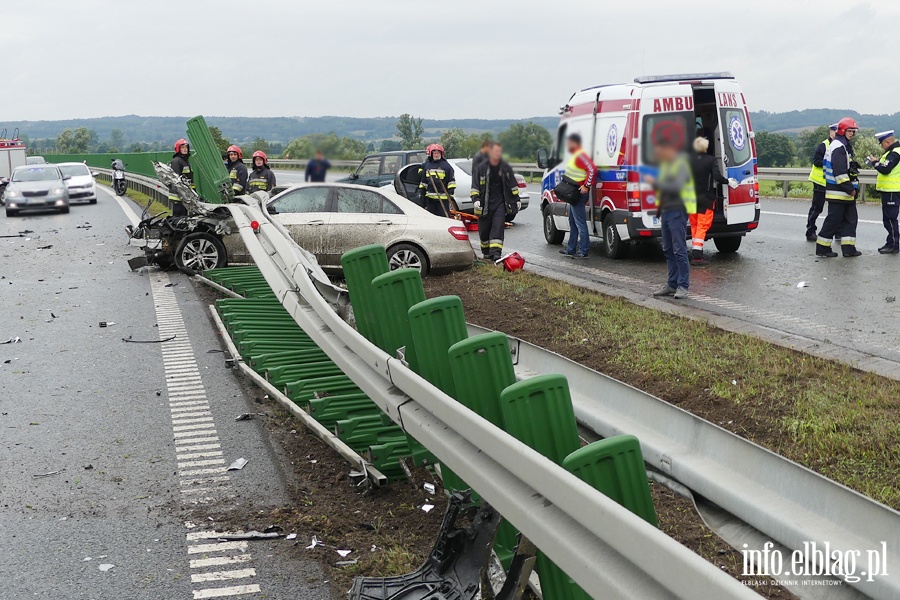 Powany wypadek na S7. Mercedes wbi si w barier. Dwie osoby ciko ranne, fot. 26