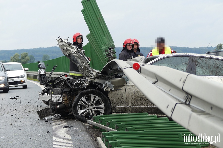 Poważny wypadek na S7. Mercedes wbił się w barierę. Dwie osoby ciężko ranne, fot. 27
