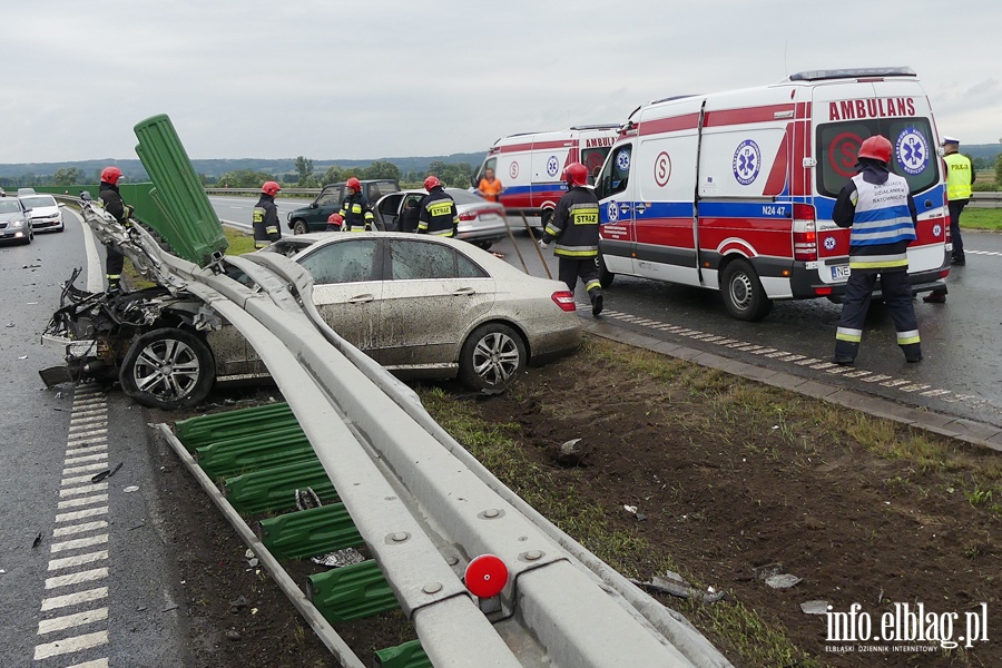 Poważny wypadek na S7. Mercedes wbił się w barierę. Dwie osoby ciężko ranne, fot. 28