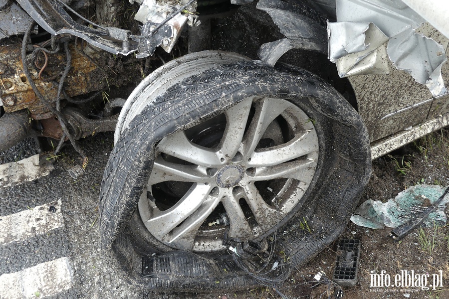 Poważny wypadek na S7. Mercedes wbił się w barierę. Dwie osoby ciężko ranne, fot. 29