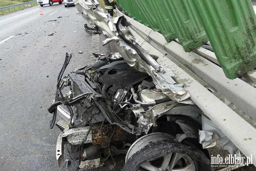 Powany wypadek na S7. Mercedes wbi si w barier. Dwie osoby ciko ranne, fot. 30