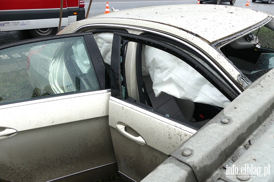 Poważny wypadek na S7. Mercedes wbił się w barierę. Dwie osoby ciężko ranne, fot. 31