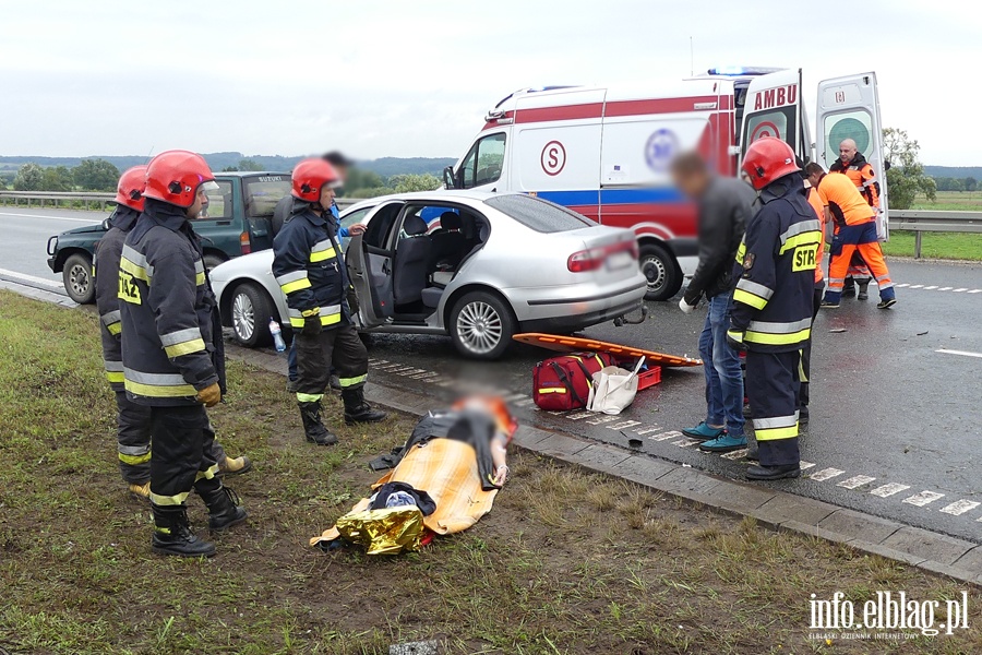 Poważny wypadek na S7. Mercedes wbił się w barierę. Dwie osoby ciężko ranne, fot. 32