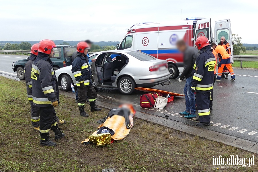 Powany wypadek na S7. Mercedes wbi si w barier. Dwie osoby ciko ranne, fot. 32