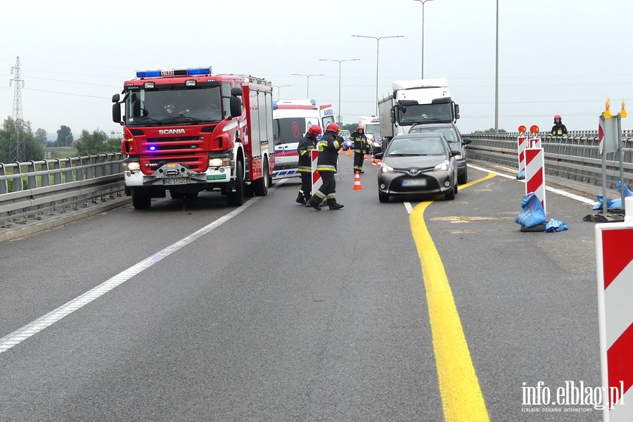 Wypadek na obwodnicy. Autem uderzyli w barier na wiadukcie. Jedna osoba ranna, fot. 1