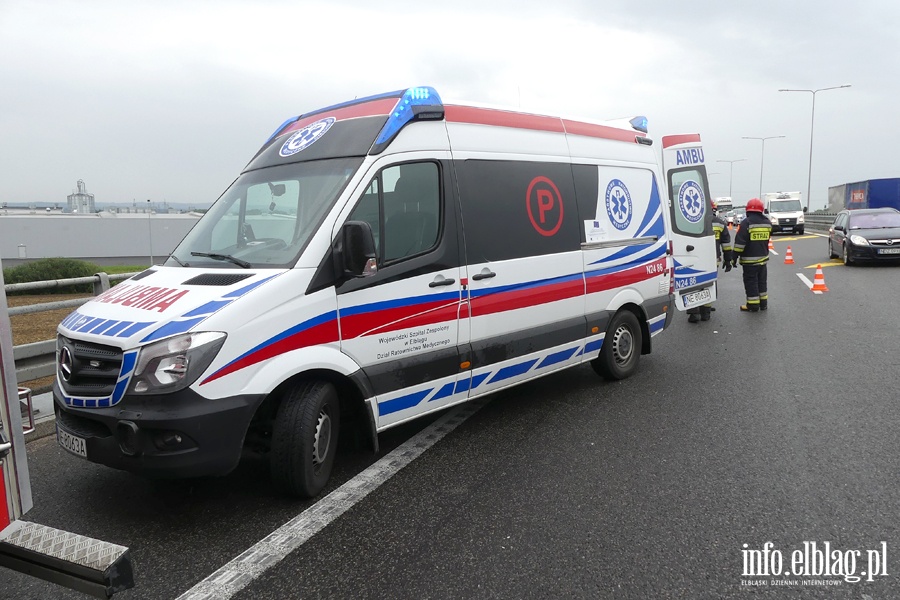 Wypadek na obwodnicy. Autem uderzyli w barier na wiadukcie. Jedna osoba ranna, fot. 2