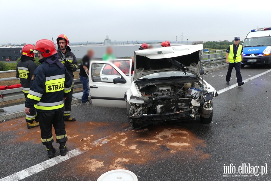 Wypadek na obwodnicy. Autem uderzyli w barier na wiadukcie. Jedna osoba ranna, fot. 3