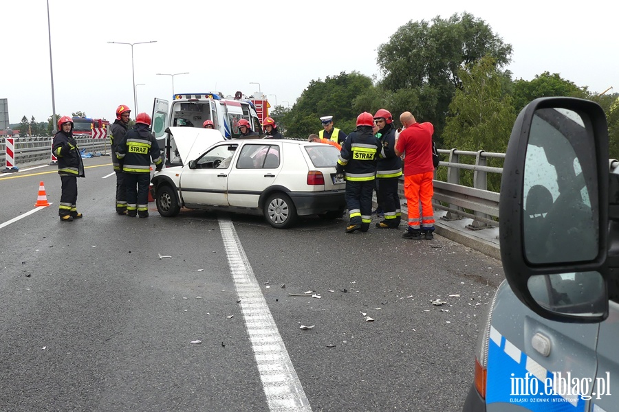 Wypadek na obwodnicy. Autem uderzyli w barier na wiadukcie. Jedna osoba ranna, fot. 4