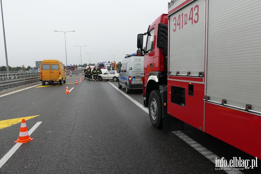 Wypadek na obwodnicy. Autem uderzyli w barier na wiadukcie. Jedna osoba ranna, fot. 5