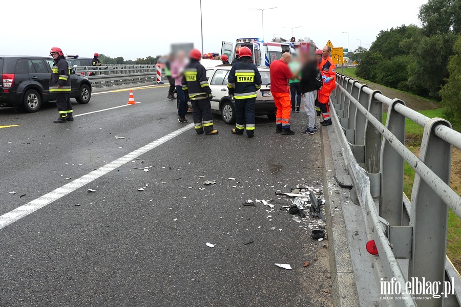 Wypadek na obwodnicy. Autem uderzyli w barier na wiadukcie. Jedna osoba ranna, fot. 6