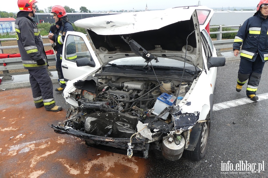 Wypadek na obwodnicy. Autem uderzyli w barier na wiadukcie. Jedna osoba ranna, fot. 7