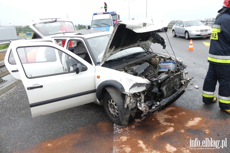 Wypadek na obwodnicy. Autem uderzyli w barier na wiadukcie. Jedna osoba ranna, fot. 8