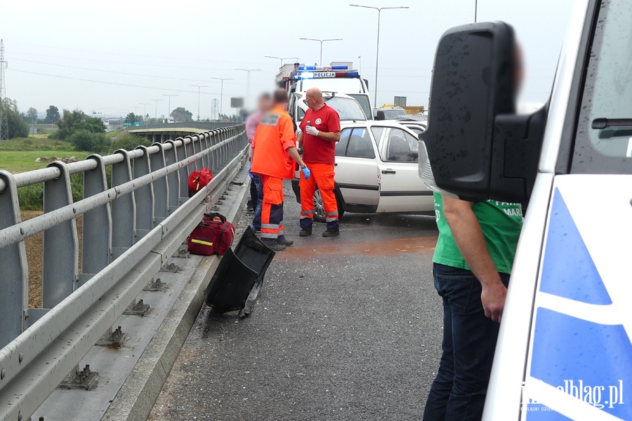 Wypadek na obwodnicy. Autem uderzyli w barier na wiadukcie. Jedna osoba ranna, fot. 9