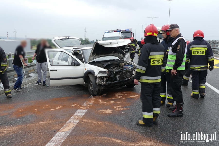 Wypadek na obwodnicy. Autem uderzyli w barier na wiadukcie. Jedna osoba ranna, fot. 10