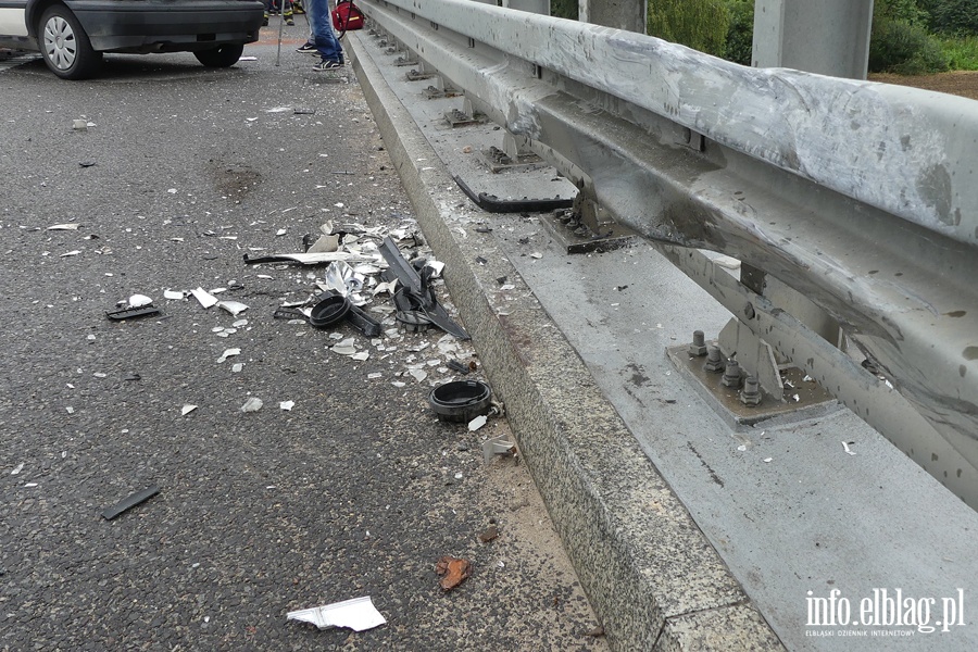 Wypadek na obwodnicy. Autem uderzyli w barier na wiadukcie. Jedna osoba ranna, fot. 12