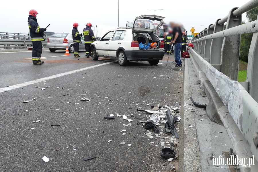 Wypadek na obwodnicy. Autem uderzyli w barier na wiadukcie. Jedna osoba ranna, fot. 13