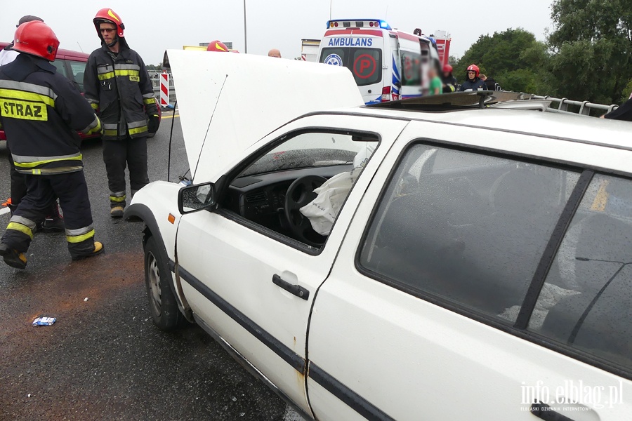 Wypadek na obwodnicy. Autem uderzyli w barier na wiadukcie. Jedna osoba ranna, fot. 15