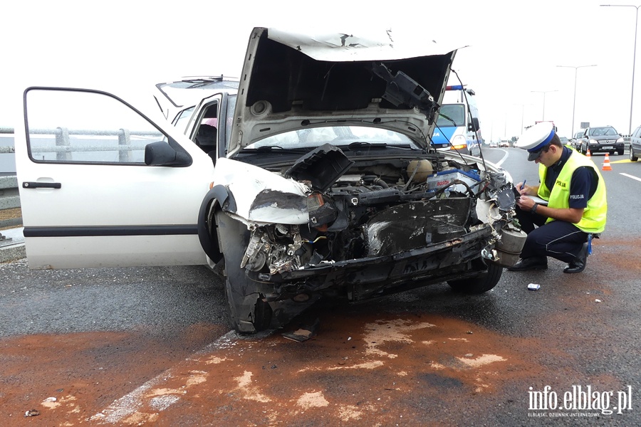 Wypadek na obwodnicy. Autem uderzyli w barier na wiadukcie. Jedna osoba ranna, fot. 16