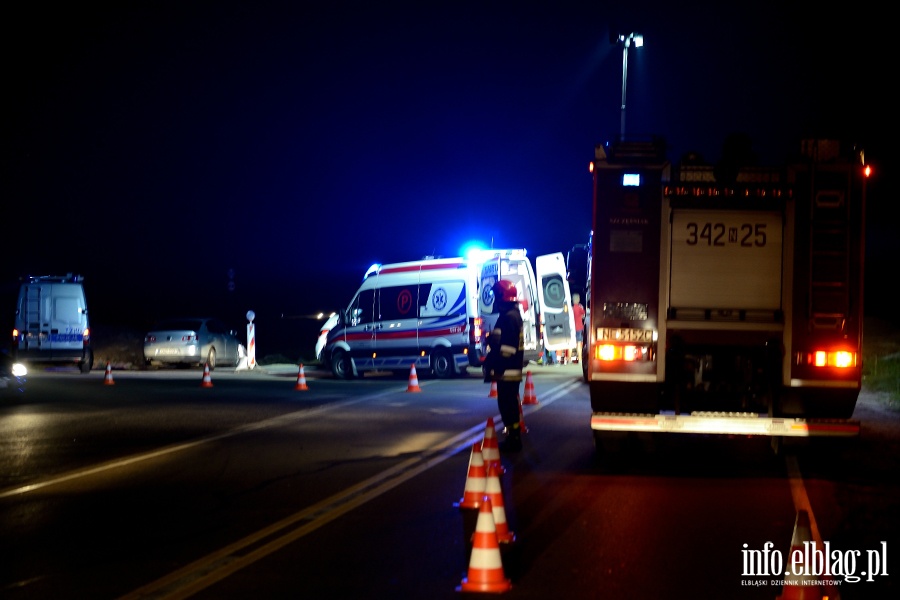 Wypadek w Kazimierzowie. Dwie osoby poszkodowane po uderzeniu autem w pryzm piasku, fot. 1
