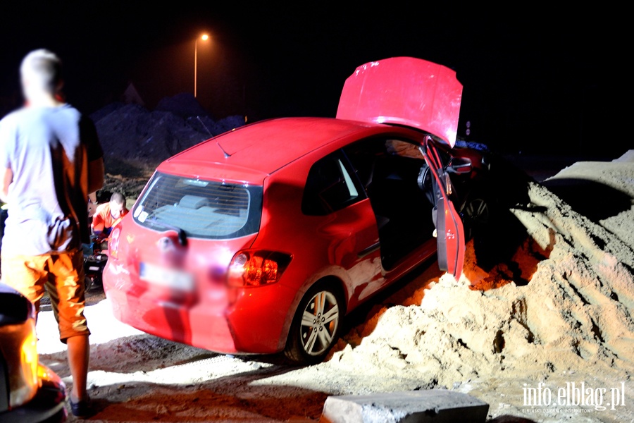 Wypadek w Kazimierzowie. Dwie osoby poszkodowane po uderzeniu autem w pryzm piasku, fot. 3