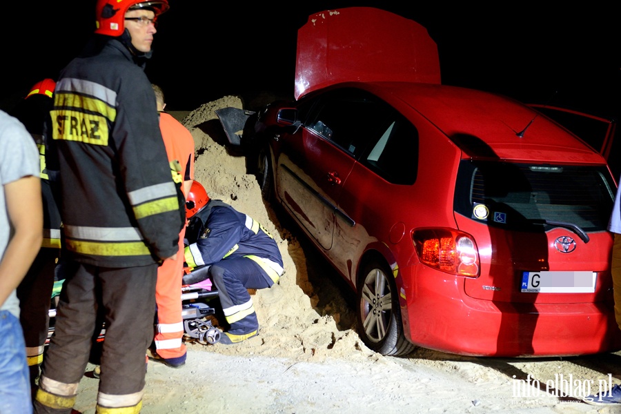 Wypadek w Kazimierzowie. Dwie osoby poszkodowane po uderzeniu autem w pryzm piasku, fot. 4