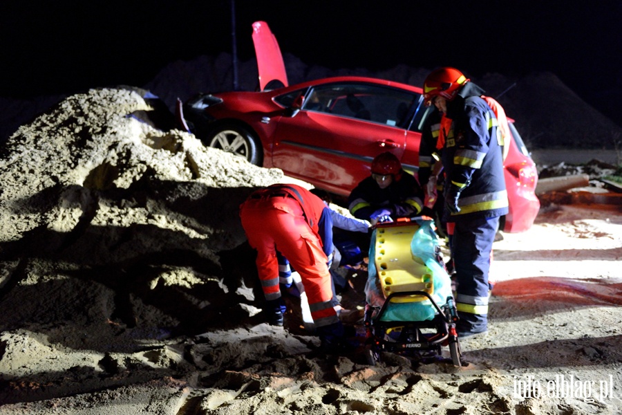 Wypadek w Kazimierzowie. Dwie osoby poszkodowane po uderzeniu autem w pryzm piasku, fot. 5